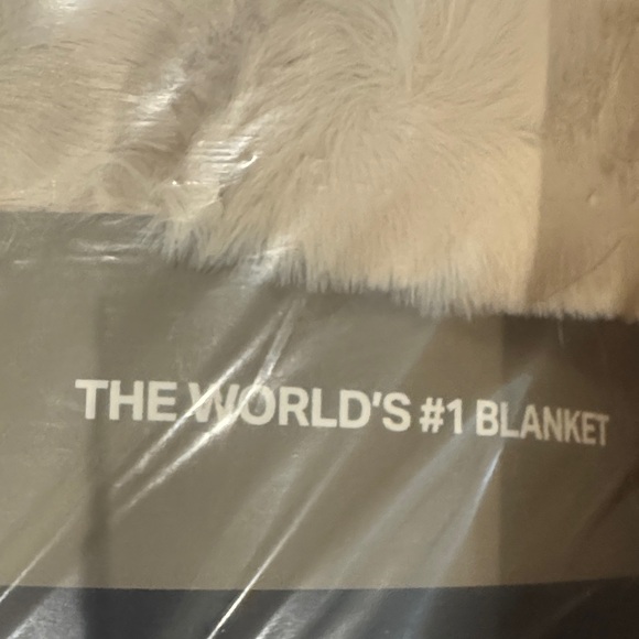 Lola Blankets Plush Throw/Blanket/Bondi Beige/Size L/NEW! NIB! SEALED! Serene!!! - Picture 13 of 16